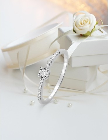 Bague solitaire accompagné...