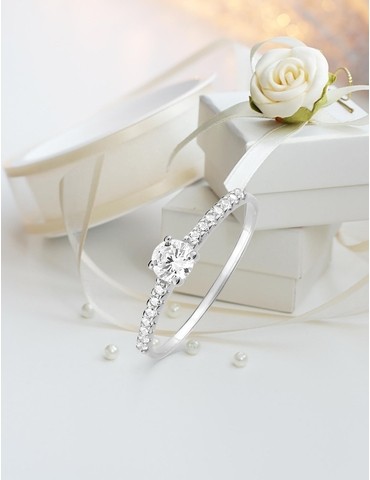 Bague solitaire accompagné...