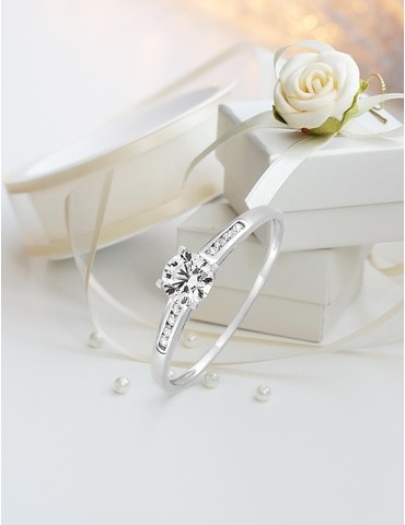 Bague solitaire accompagné...