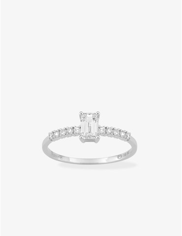 Bague solitaire accompagnée...