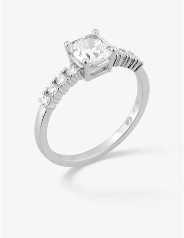 Bague solitaire accompagnée...