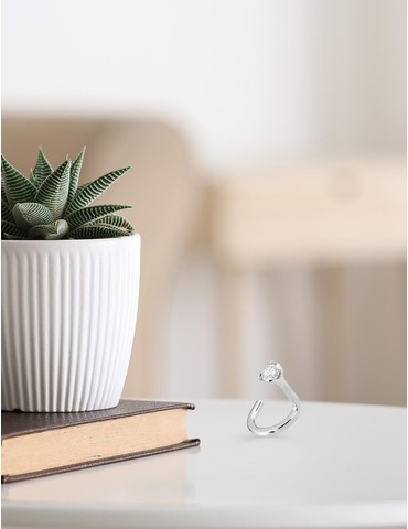Piercing de nez or blanc...