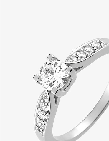 Bague solitaire accompagnée...