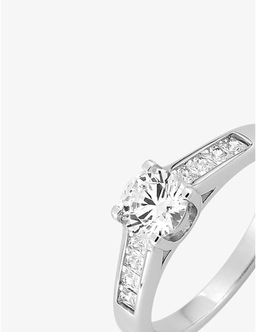 Bague solitaire accompagnée...