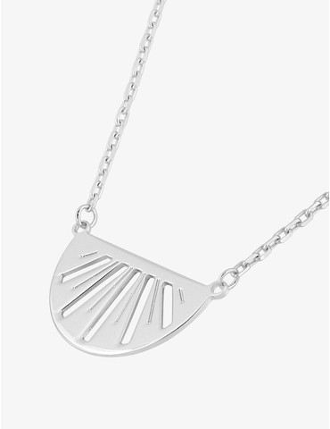 Collier demi-cercle ajouré...