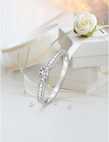Bague solitaire accompagné...