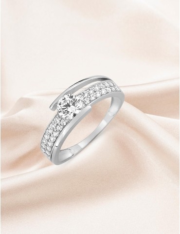 Bague solitaire accompagné...