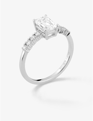 Bague solitaire accompagnée...