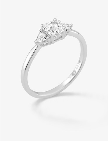 Bague solitaire accompagnée...
